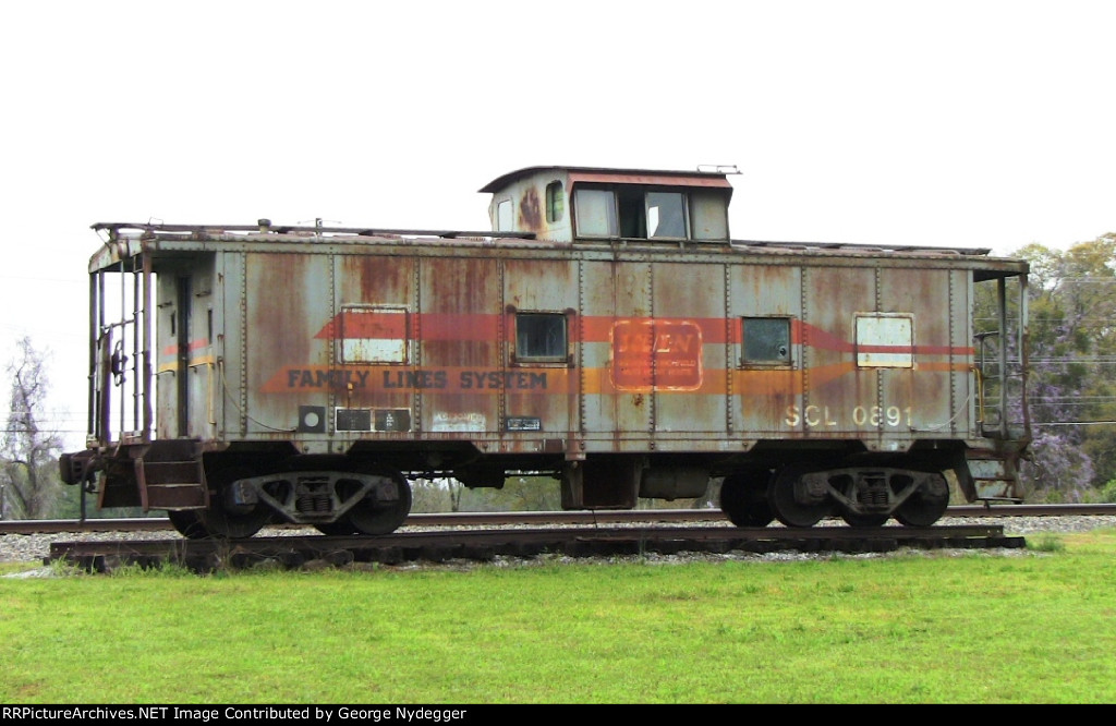 Caboose SCL 0891 on displayat the Station